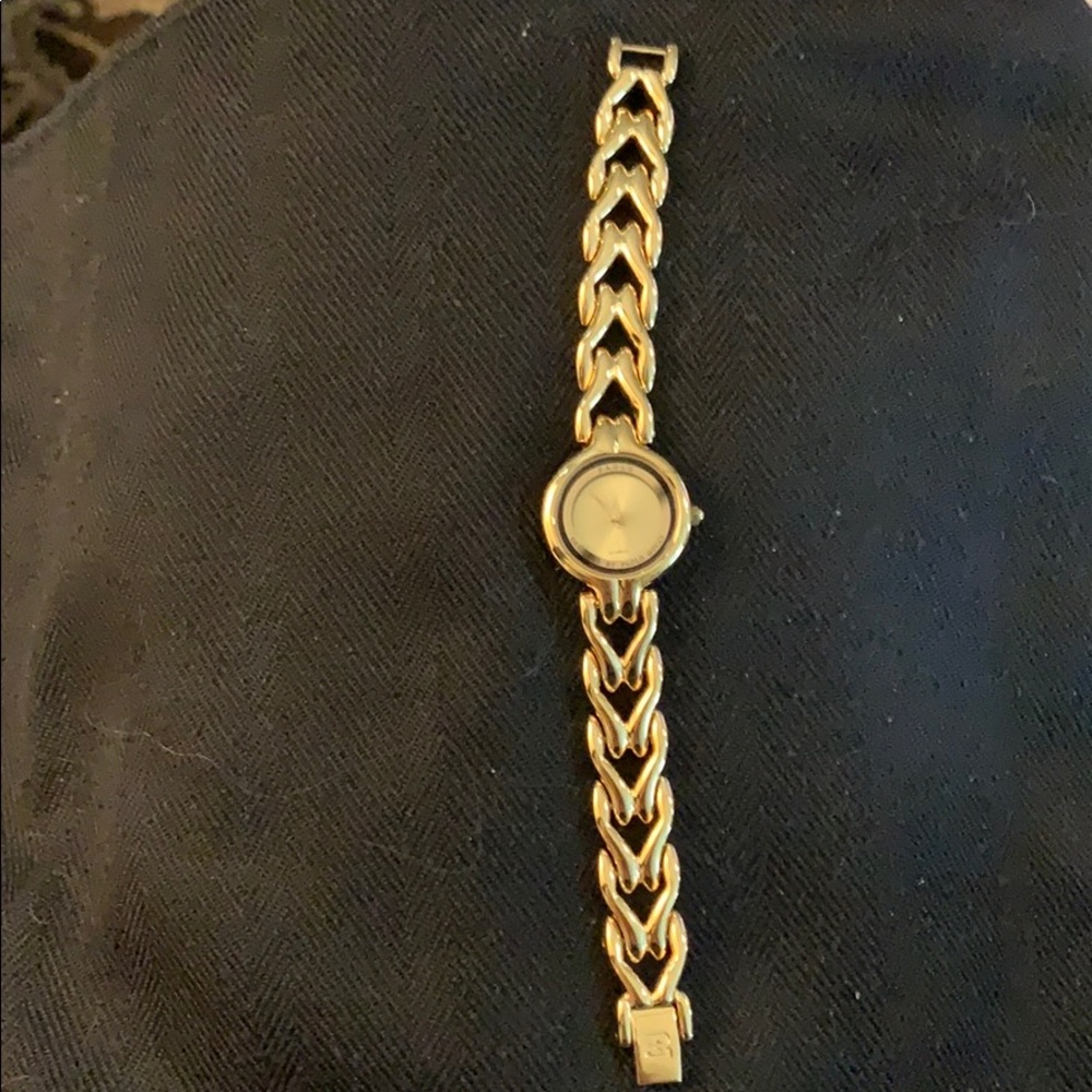 Woman’s Gucci watchl